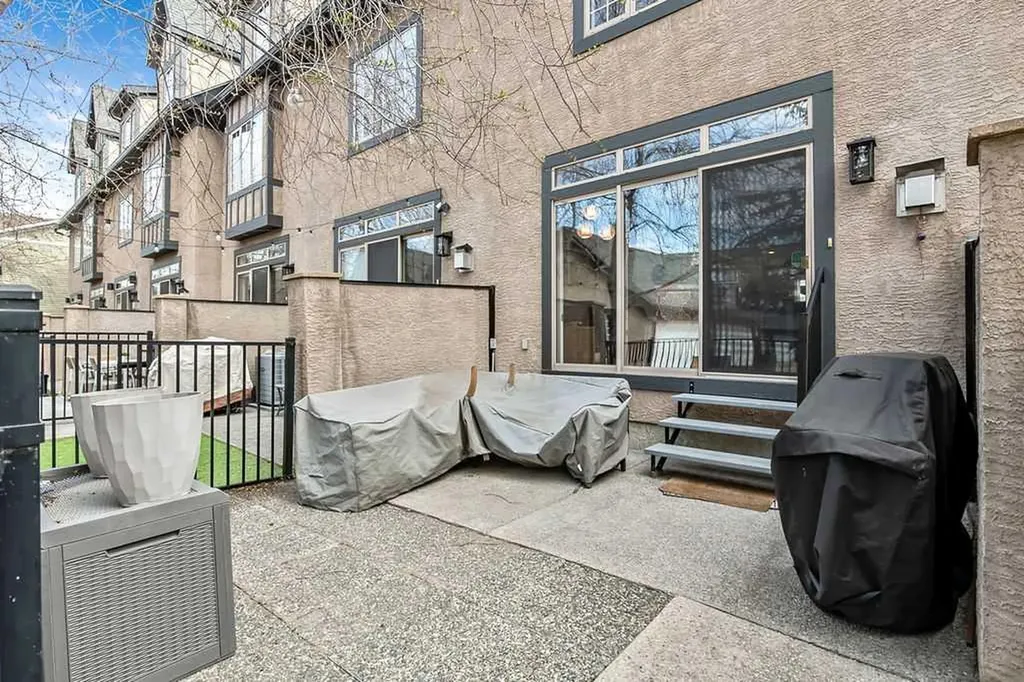 6 Scarpe Drive SW Calgary AB T2T 6P2