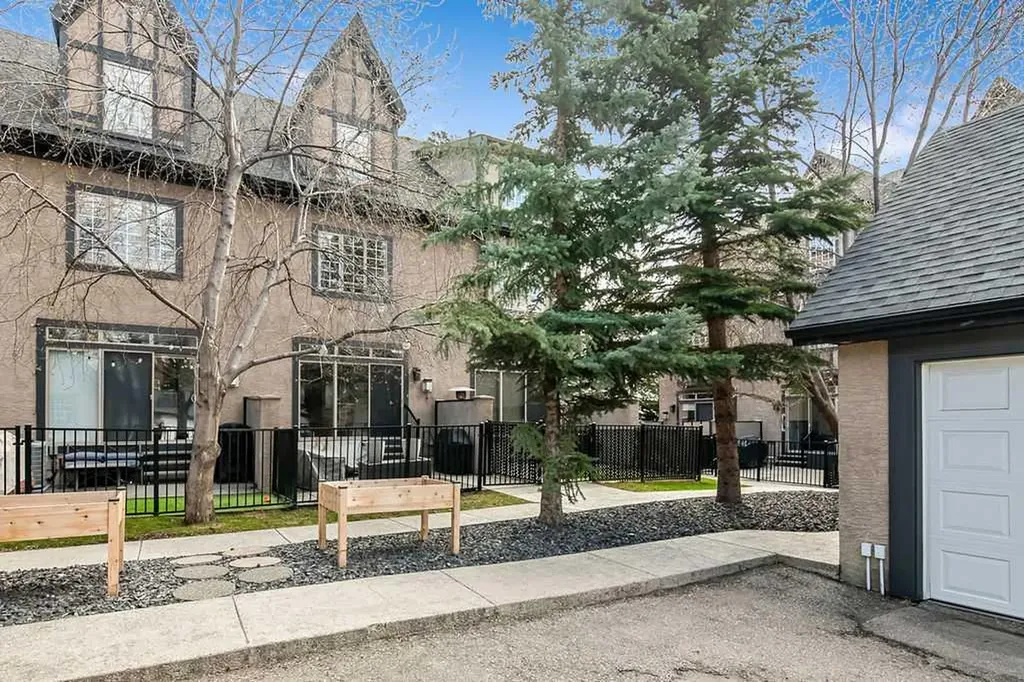 6 Scarpe Drive SW Calgary AB T2T 6P2