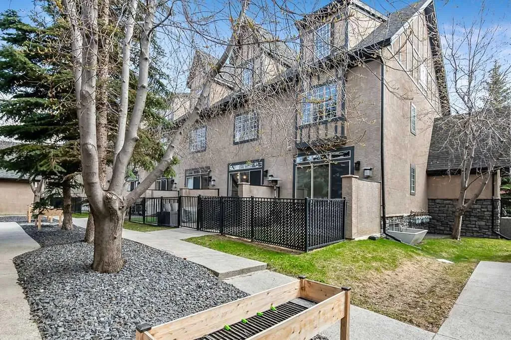 6 Scarpe Drive SW Calgary AB T2T 6P2