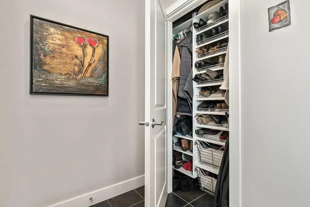 6 Scarpe Drive SW Calgary AB T2T 6P2