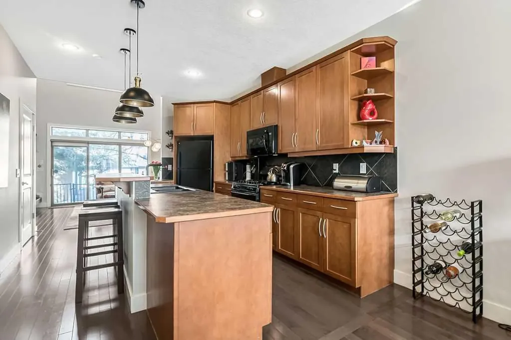 6 Scarpe Drive SW Calgary AB T2T 6P2