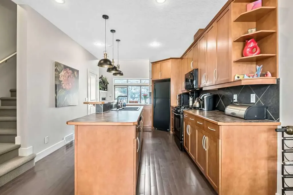 6 Scarpe Drive SW Calgary AB T2T 6P2