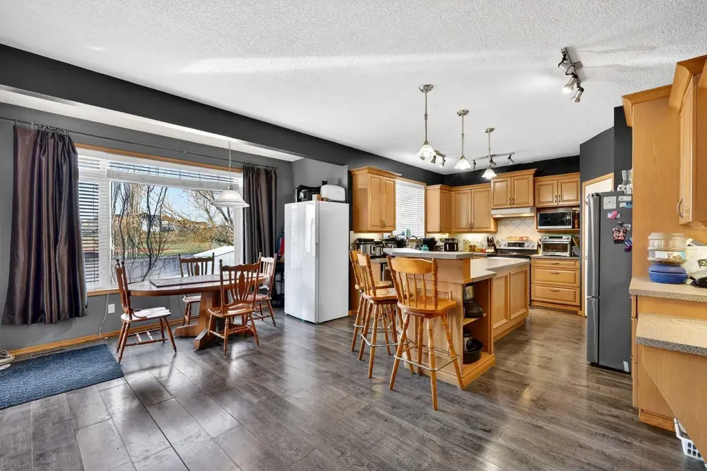 765 Qualicum Beach Bay Chestermere AB T1X1J1