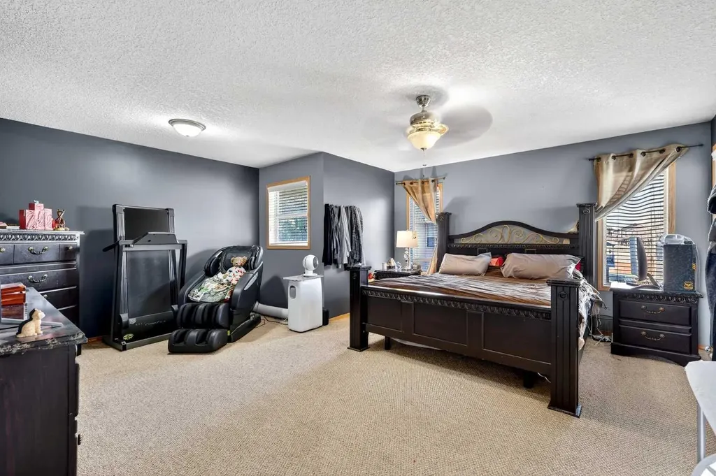 765 Qualicum Beach Bay Chestermere AB T1X1J1