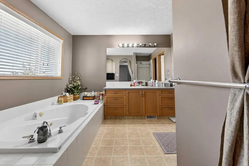 765 Qualicum Beach Bay Chestermere AB T1X1J1