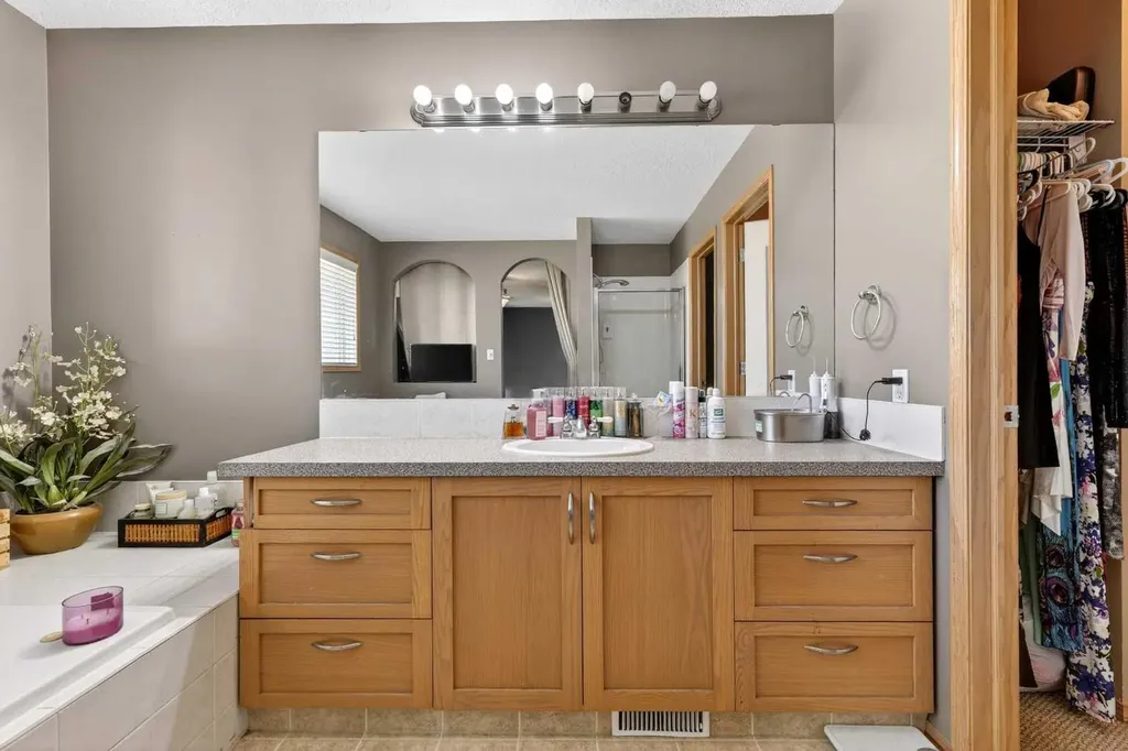 765 Qualicum Beach Bay Chestermere AB T1X1J1