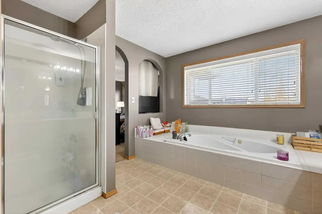 765 Qualicum Beach Bay Chestermere AB T1X1J1