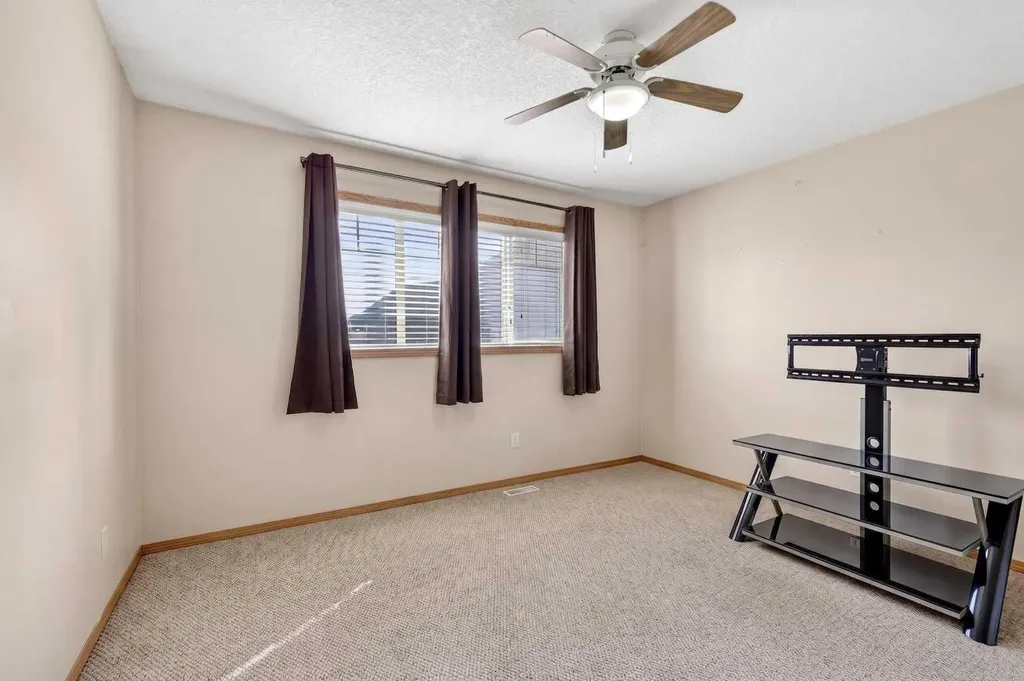 765 Qualicum Beach Bay Chestermere AB T1X1J1