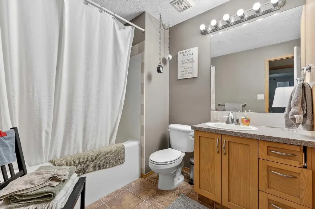 765 Qualicum Beach Bay Chestermere AB T1X1J1