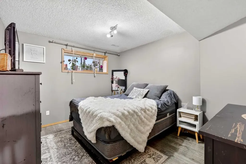 765 Qualicum Beach Bay Chestermere AB T1X1J1