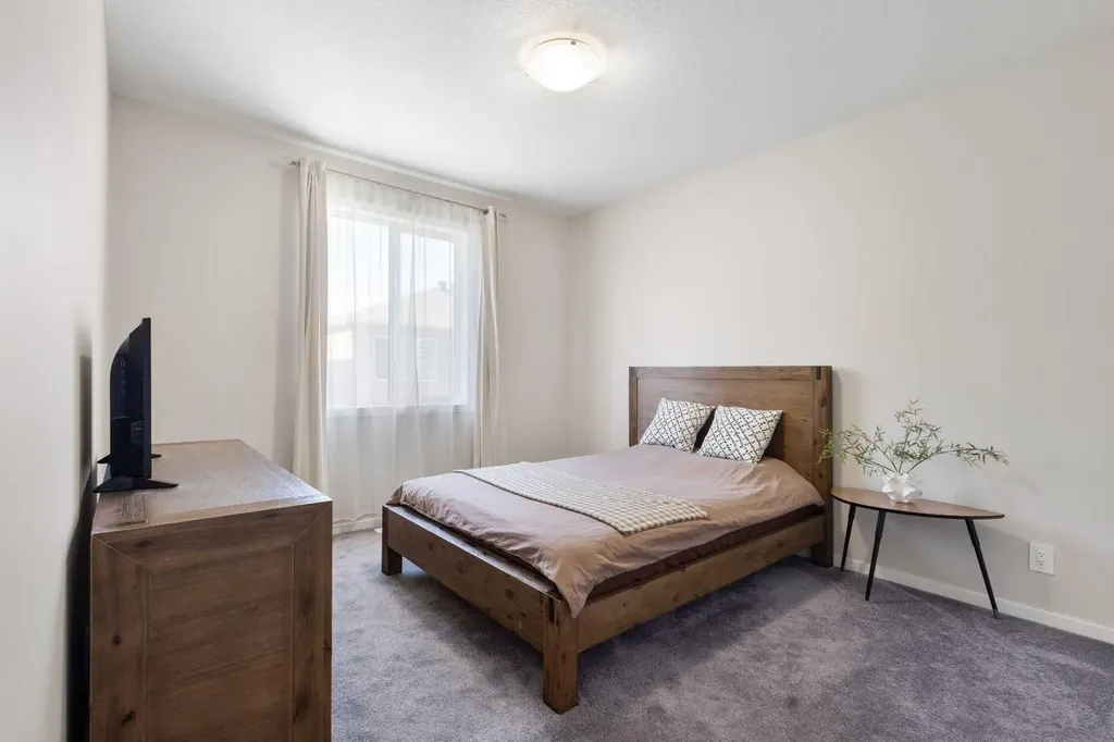 33 Carringham Heights NW Calgary AB T3P1V9