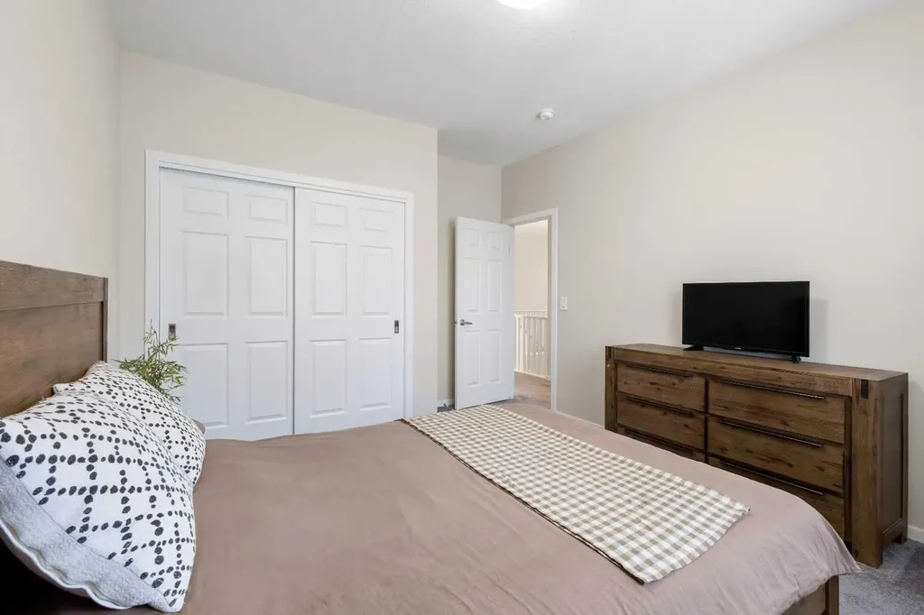 33 Carringham Heights NW Calgary AB T3P1V9