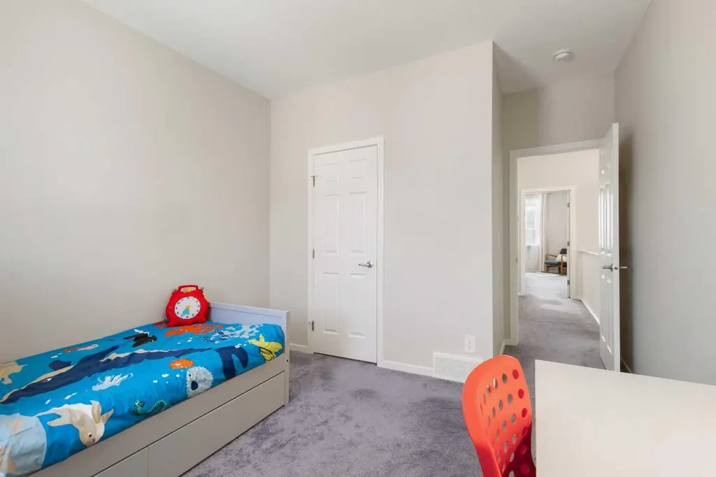 33 Carringham Heights NW Calgary AB T3P1V9