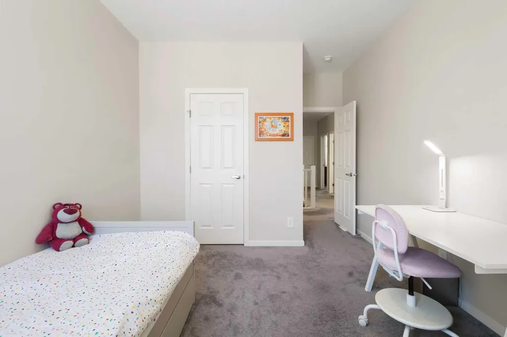 33 Carringham Heights NW Calgary AB T3P1V9