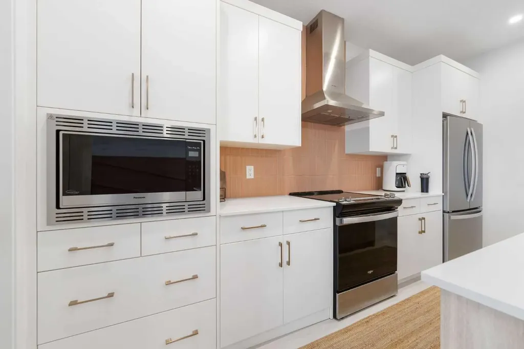 30 Edith Manor NW Calgary AB T3R1Y7