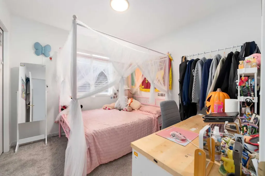 30 Edith Manor NW Calgary AB T3R1Y7