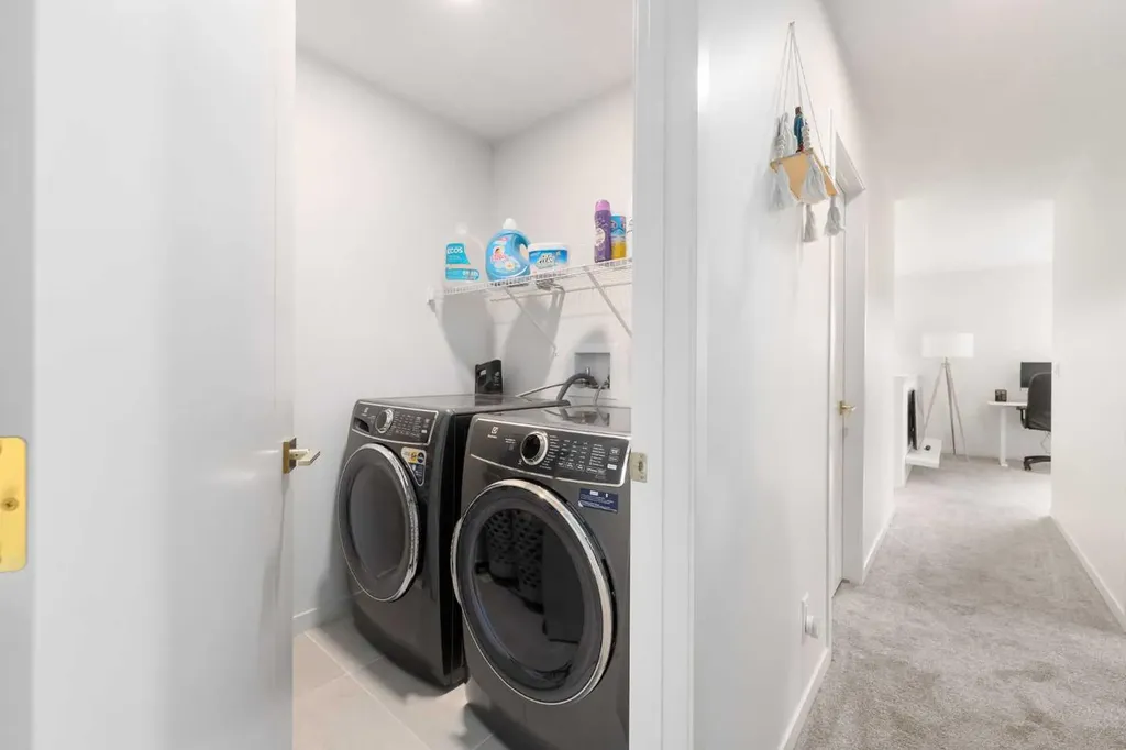30 Edith Manor NW Calgary AB T3R1Y7