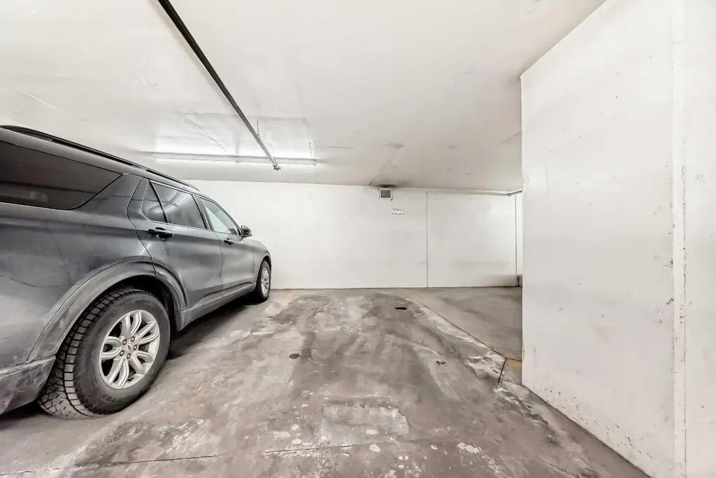 30 Brentwood Common NW Calgary AB T2L2L8