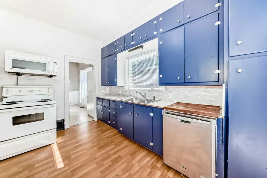 5017 54 Avenue Ponoka AB T4J 1H2