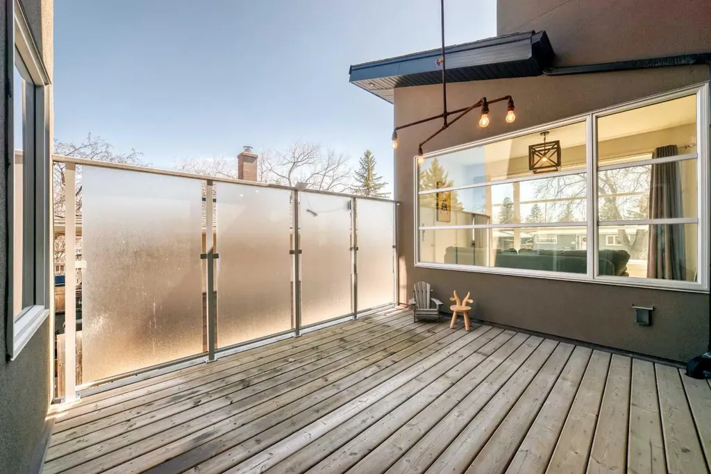 112 Hanover Road SW Calgary AB T2V 3J4