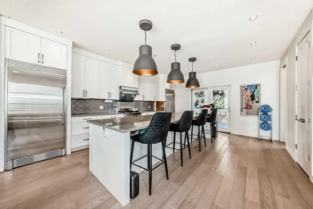 112 Hanover Road SW Calgary AB T2V 3J4