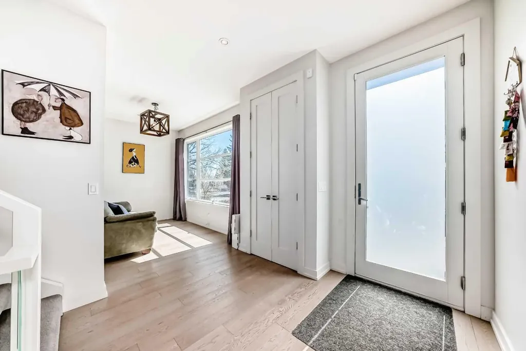 112 Hanover Road SW Calgary AB T2V 3J4