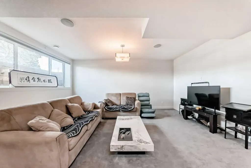 112 Hanover Road SW Calgary AB T2V 3J4