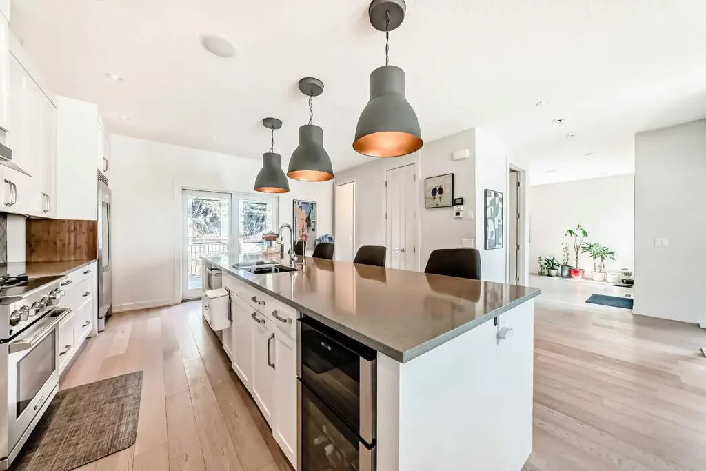 112 Hanover Road SW Calgary AB T2V 3J4
