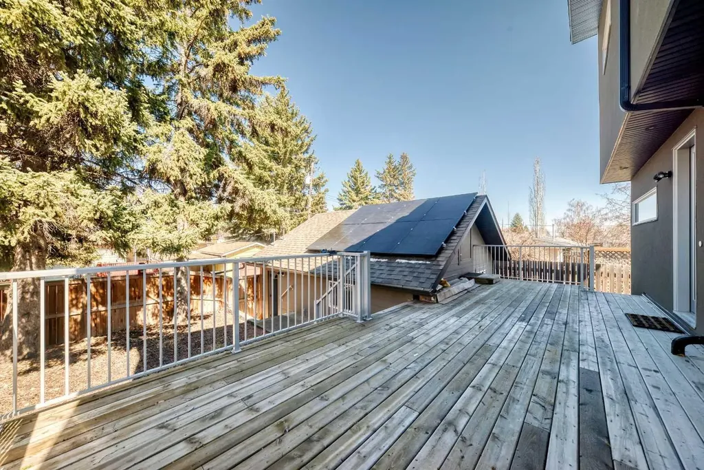 112 Hanover Road SW Calgary AB T2V 3J4