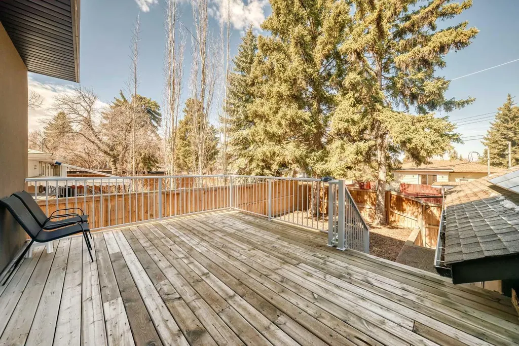 112 Hanover Road SW Calgary AB T2V 3J4
