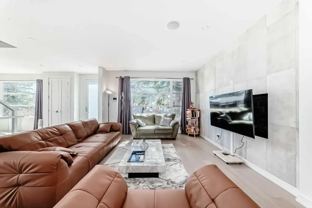 112 Hanover Road SW Calgary AB T2V 3J4