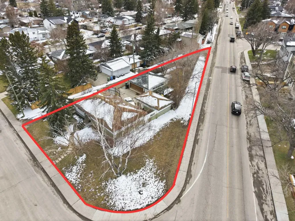 3439 33 Street SW Calgary AB T3E 2V3