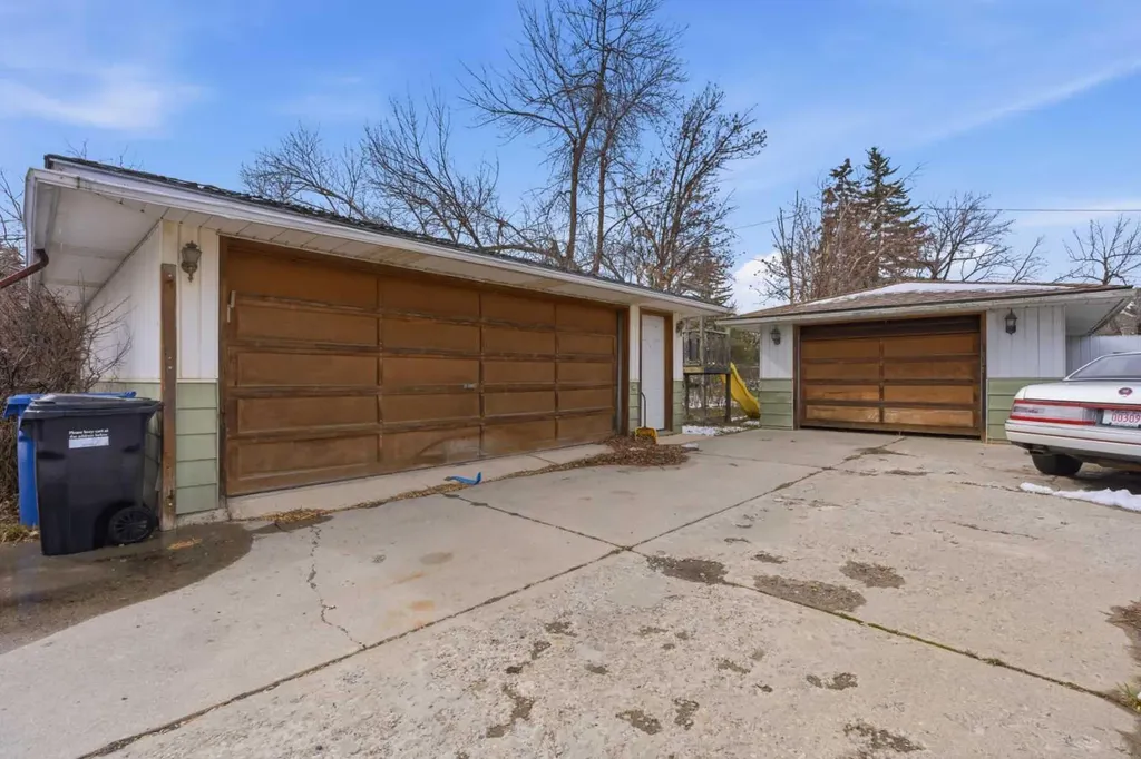 3439 33 Street SW Calgary AB T3E 2V3