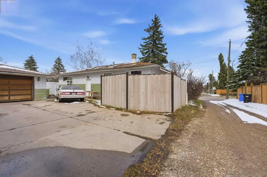 3439 33 Street SW Calgary AB T3E 2V3