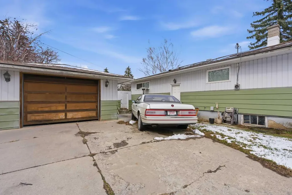 3439 33 Street SW Calgary AB T3E 2V3