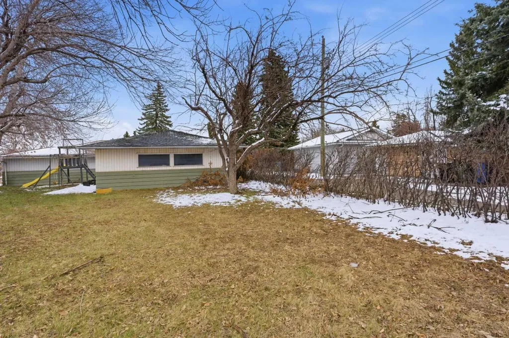 3439 33 Street SW Calgary AB T3E 2V3