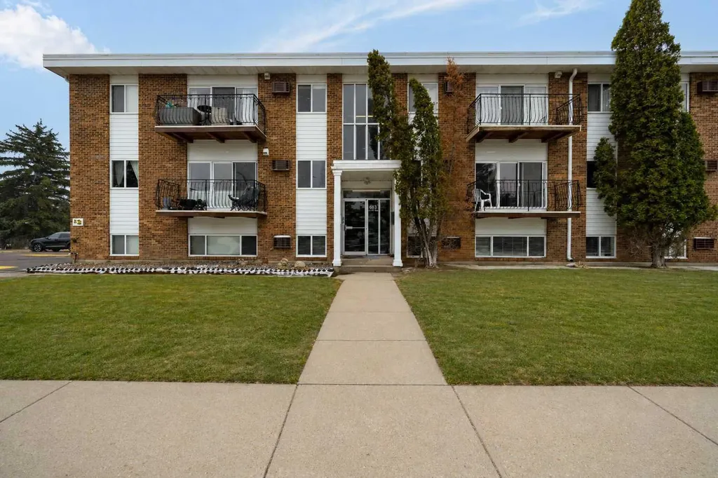 663 12 Street NW Medicine Hat AB T1A7M1