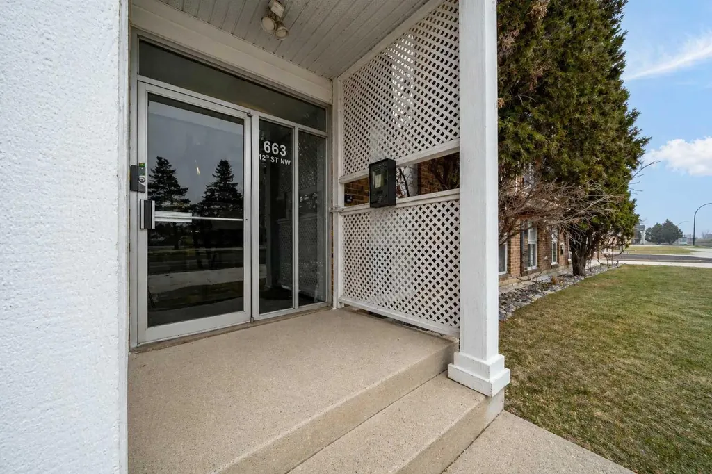 663 12 Street NW Medicine Hat AB T1A7M1