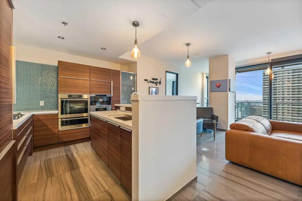 108 9 Avenue SW Calgary AB T2P 0S9