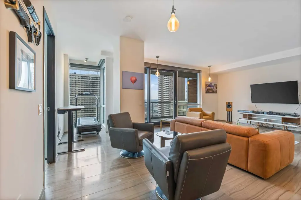 108 9 Avenue SW Calgary AB T2P 0S9