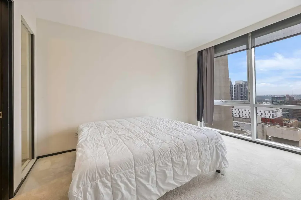 108 9 Avenue SW Calgary AB T2P 0S9