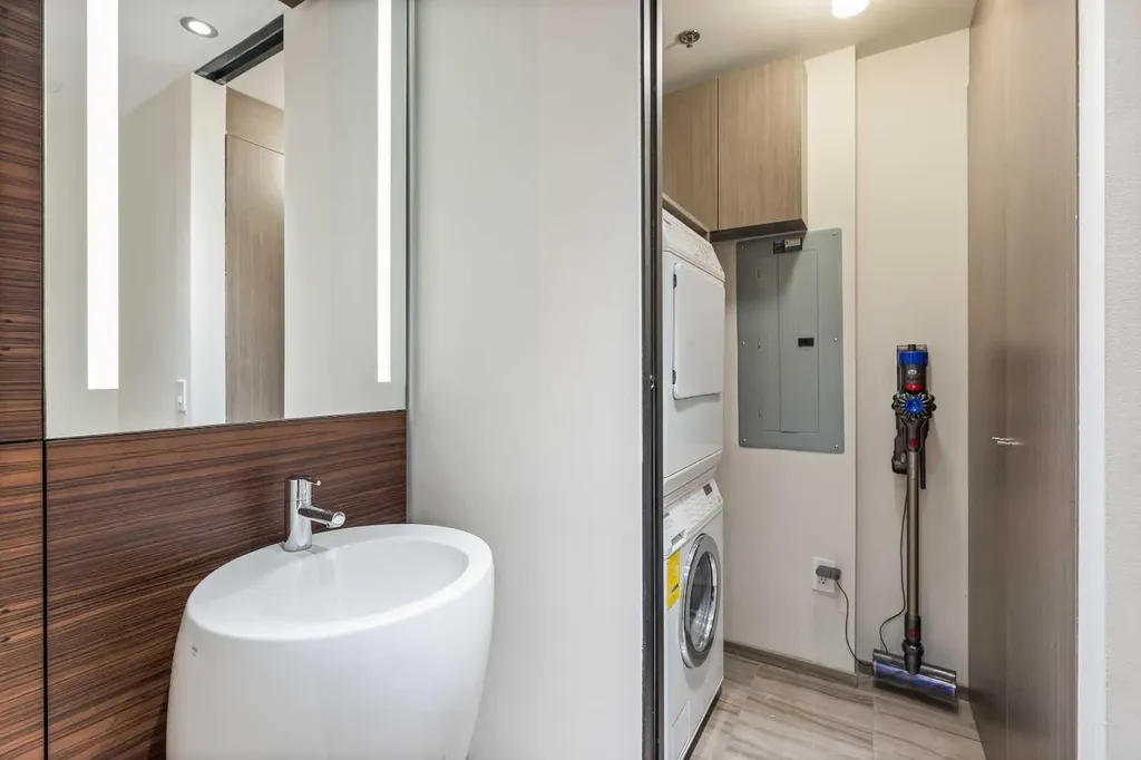 108 9 Avenue SW Calgary AB T2P 0S9