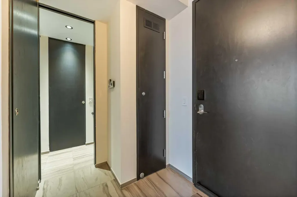 108 9 Avenue SW Calgary AB T2P 0S9