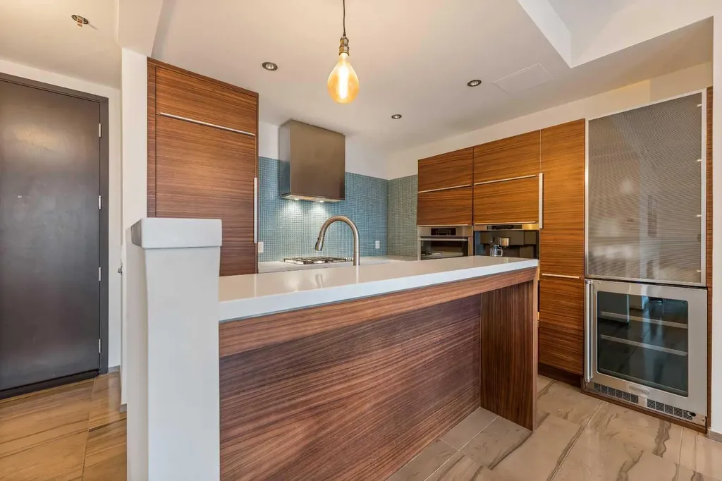 108 9 Avenue SW Calgary AB T2P 0S9