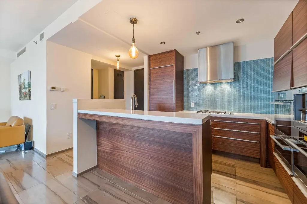 108 9 Avenue SW Calgary AB T2P 0S9