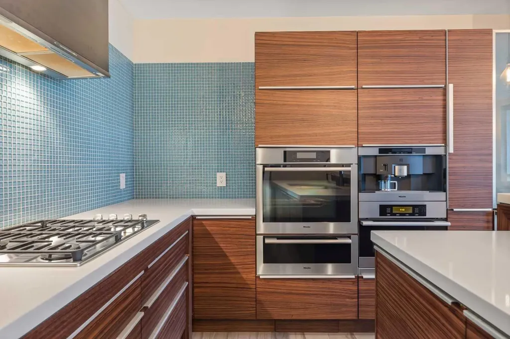 108 9 Avenue SW Calgary AB T2P 0S9