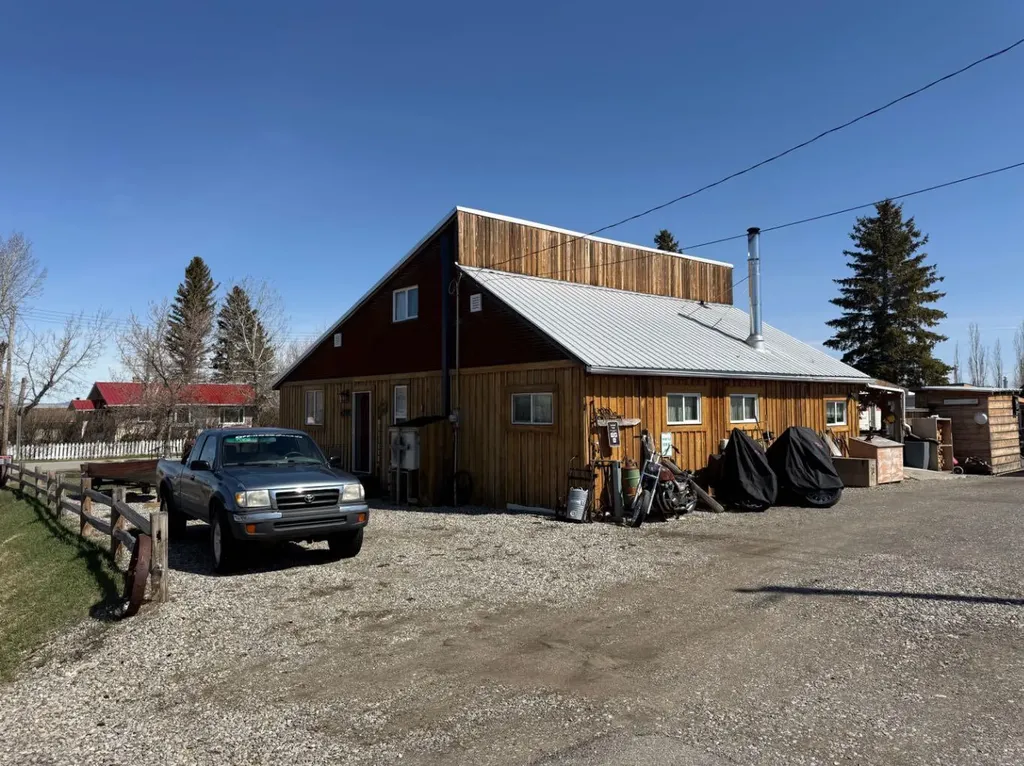 205 Hamilton Avenue Lundbreck AB T0K 1H0