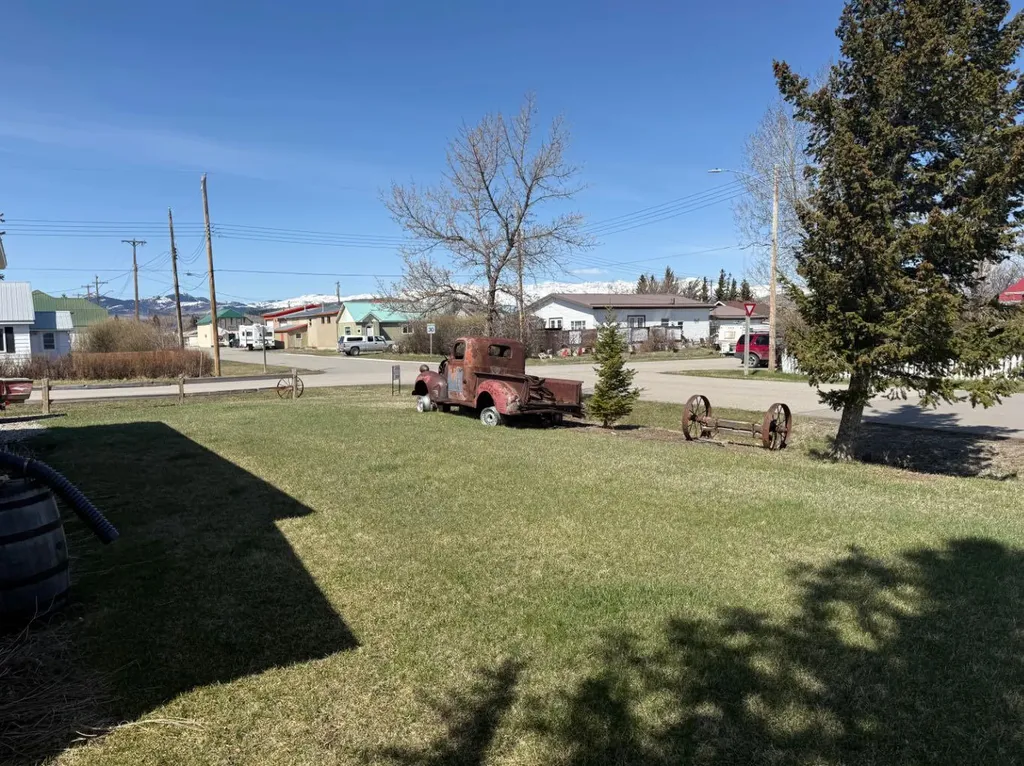 205 Hamilton Avenue Lundbreck AB T0K 1H0