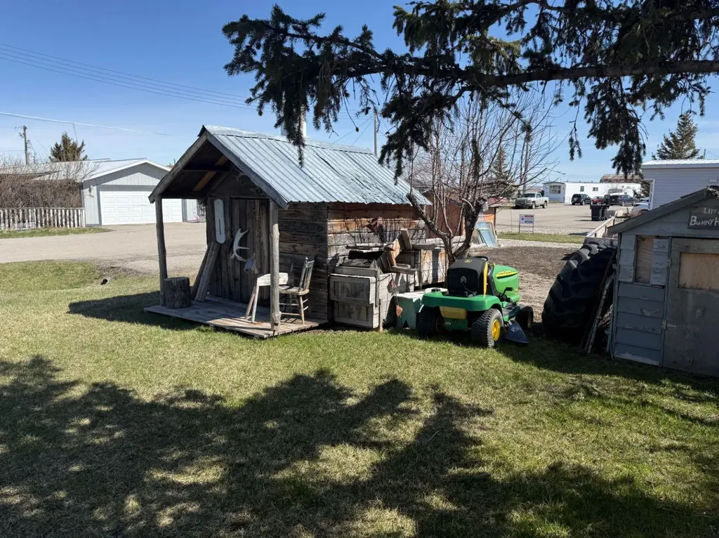 205 Hamilton Avenue Lundbreck AB T0K 1H0