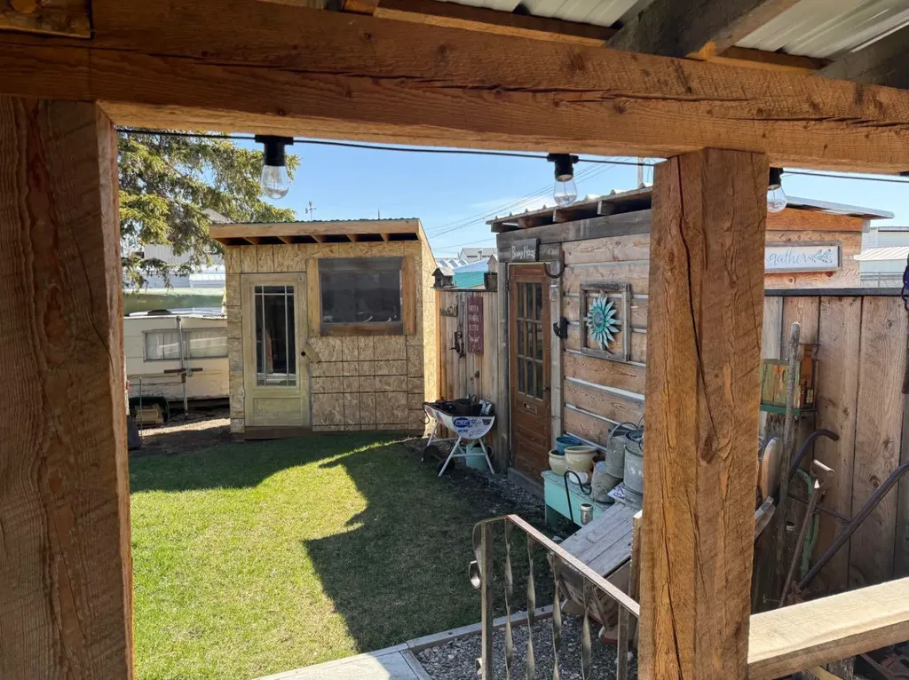 205 Hamilton Avenue Lundbreck AB T0K 1H0